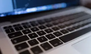 Ile prądu zużywa laptop? Oblicz koszt i oszczędzaj na rachunkach!