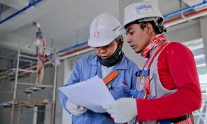 Elektryk solo: Kiedy możesz pracować bez asekuracji? Prawo i BHP