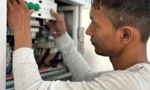 Pomocnik elektryka: Co robi, ile zarabia i jak nim zostać?