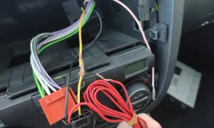 Radio samochodowe rozładowuje akumulator? Poznaj przyczyny i rozwiązania.