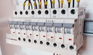 Twój dom bezpieczny? Rola bezpiecznika w instalacji elektrycznej