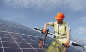 Technik elektryk: zarobki, uprawnienia, fotowoltaika czy to zawód dla Ciebie?