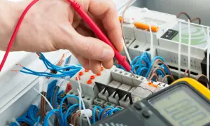 Ile kosztuje instalacja elektryczna w mieszkaniu? Pełna wycena 2026
