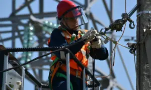 Zarobki pomocnika elektryka w Polsce: Ile naprawdę dostaniesz?