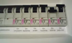 Uszkodzony bezpiecznik automatyczny: objawy i kiedy wezwać elektryka