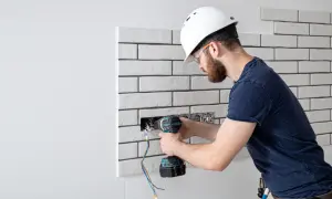 Elektryk po zawodówce: ile zarobisz? Zwiększ pensję z SEP i OZE