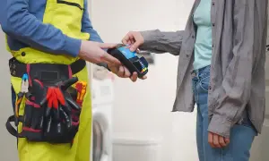 Ile zarabia elektryk w Polsce? Zarobki, specjalizacje, perspektywy
