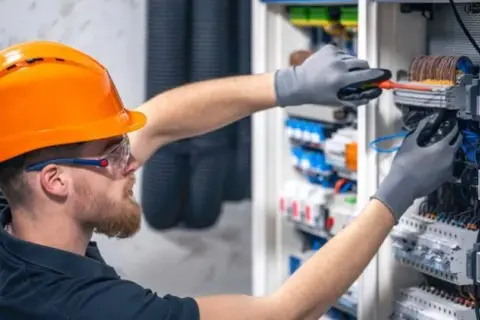 Zarobki elektryków za granicą 2024: Gdzie zarobisz najwięcej?