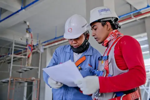 Elektryk solo: Kiedy możesz pracować bez asekuracji? Prawo i BHP