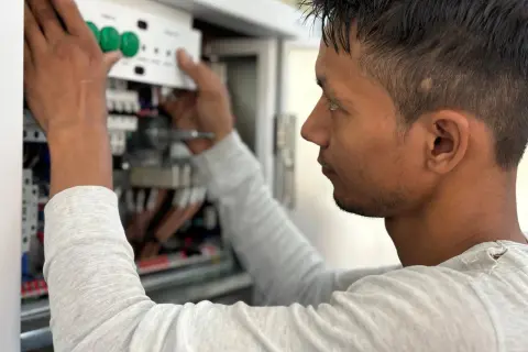Pomocnik elektryka: Co robi, ile zarabia i jak nim zostać?