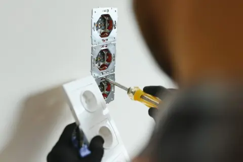 Brak prądu w części domu: Co robić? Poradnik elektryka