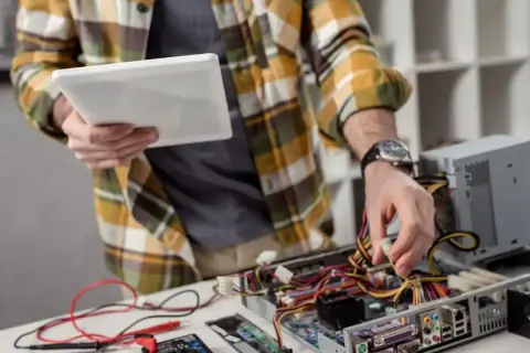Czym zajmuje się elektryk? Od kwalifikacji po zarobki i nowe technologie