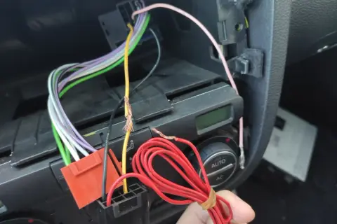Radio samochodowe rozładowuje akumulator? Poznaj przyczyny i rozwiązania.