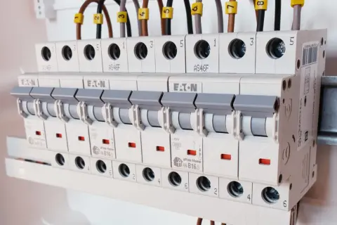Twój dom bezpieczny? Rola bezpiecznika w instalacji elektrycznej