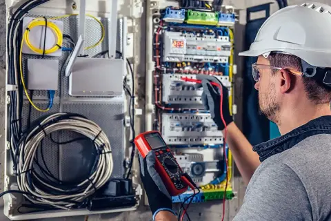 Jak zostać elektrykiem po liceum? Twój przewodnik do zawodu z przyszłością.