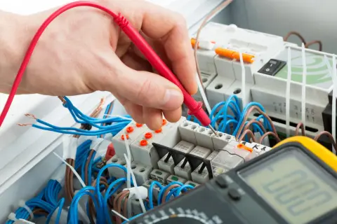 Ile kosztuje instalacja elektryczna w mieszkaniu? Pełna wycena 2026