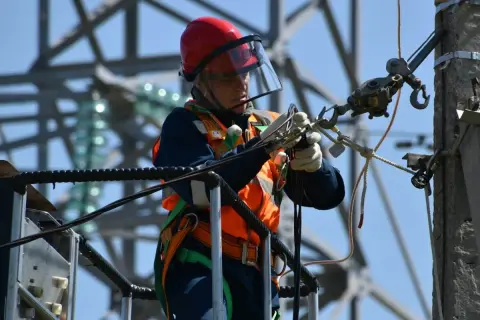 Zarobki pomocnika elektryka w Polsce: Ile naprawdę dostaniesz?