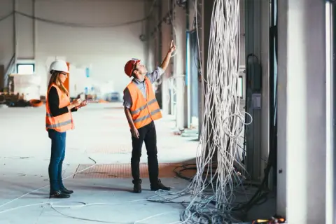 Pomocnik elektryka w Niemczech: Ile zarobisz netto? Pełna analiza