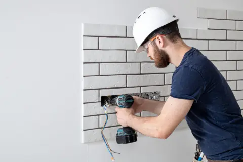 Elektryk po zawodówce: ile zarobisz? Zwiększ pensję z SEP i OZE