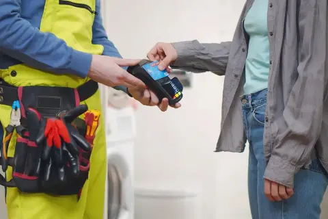 Ile zarabia elektryk w Polsce? Zarobki, specjalizacje, perspektywy