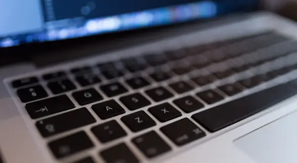Ile prądu zużywa laptop? Oblicz koszt i oszczędzaj na rachunkach!