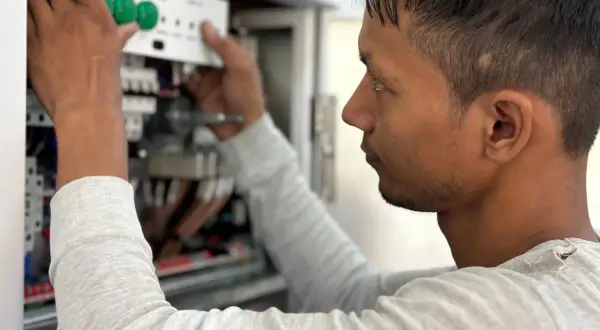 Pomocnik elektryka: Co robi, ile zarabia i jak nim zostać?