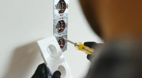 Brak prądu w części domu: Co robić? Poradnik elektryka