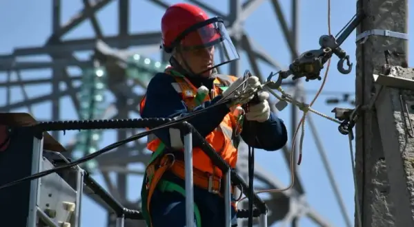 Ile zarabia elektryk netto? Twoje 5300-15000 zł na rękę!