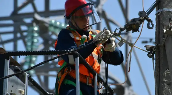 Zarobki pomocnika elektryka w Polsce: Ile naprawdę dostaniesz?