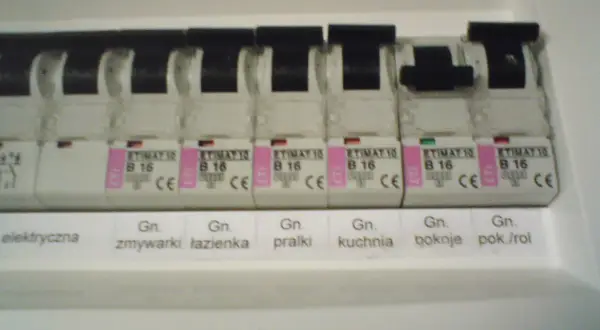 Uszkodzony bezpiecznik automatyczny: objawy i kiedy wezwać elektryka