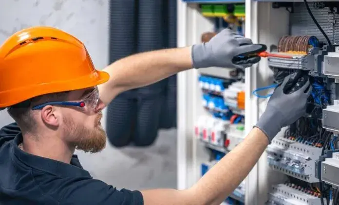 Zarobki elektryków za granicą 2024: Gdzie zarobisz najwięcej?