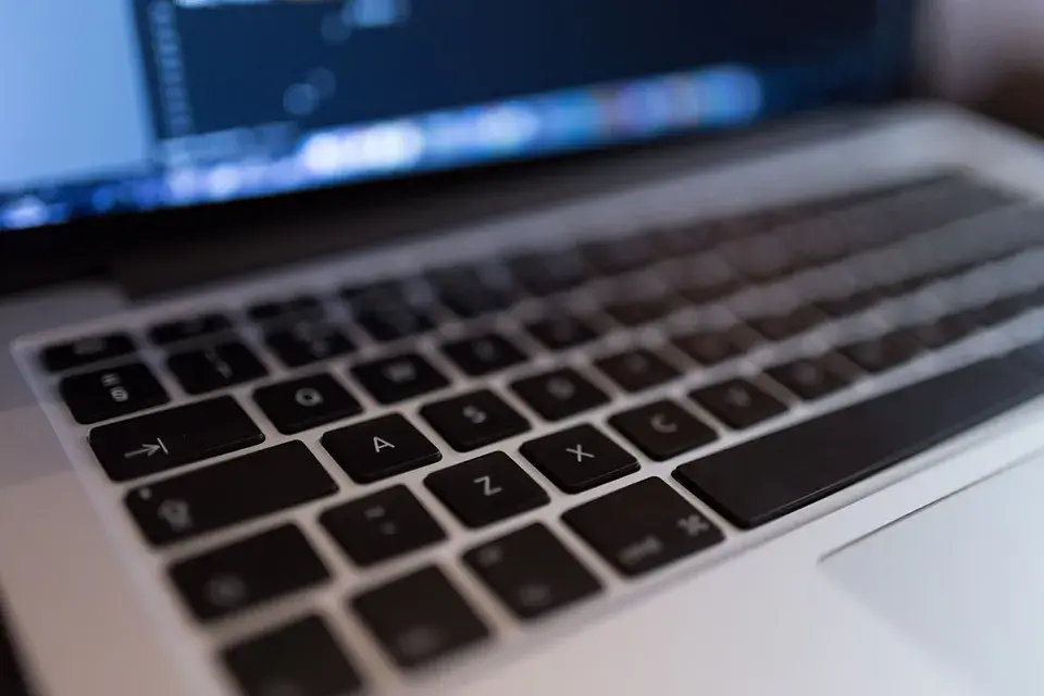 Ile prądu zużywa laptop? Oblicz koszt i oszczędzaj na rachunkach!