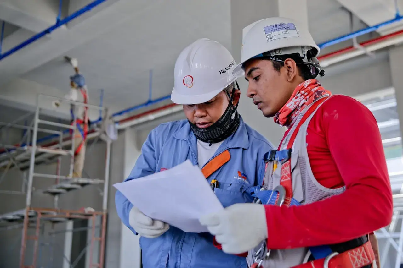 Elektryk solo: Kiedy możesz pracować bez asekuracji? Prawo i BHP