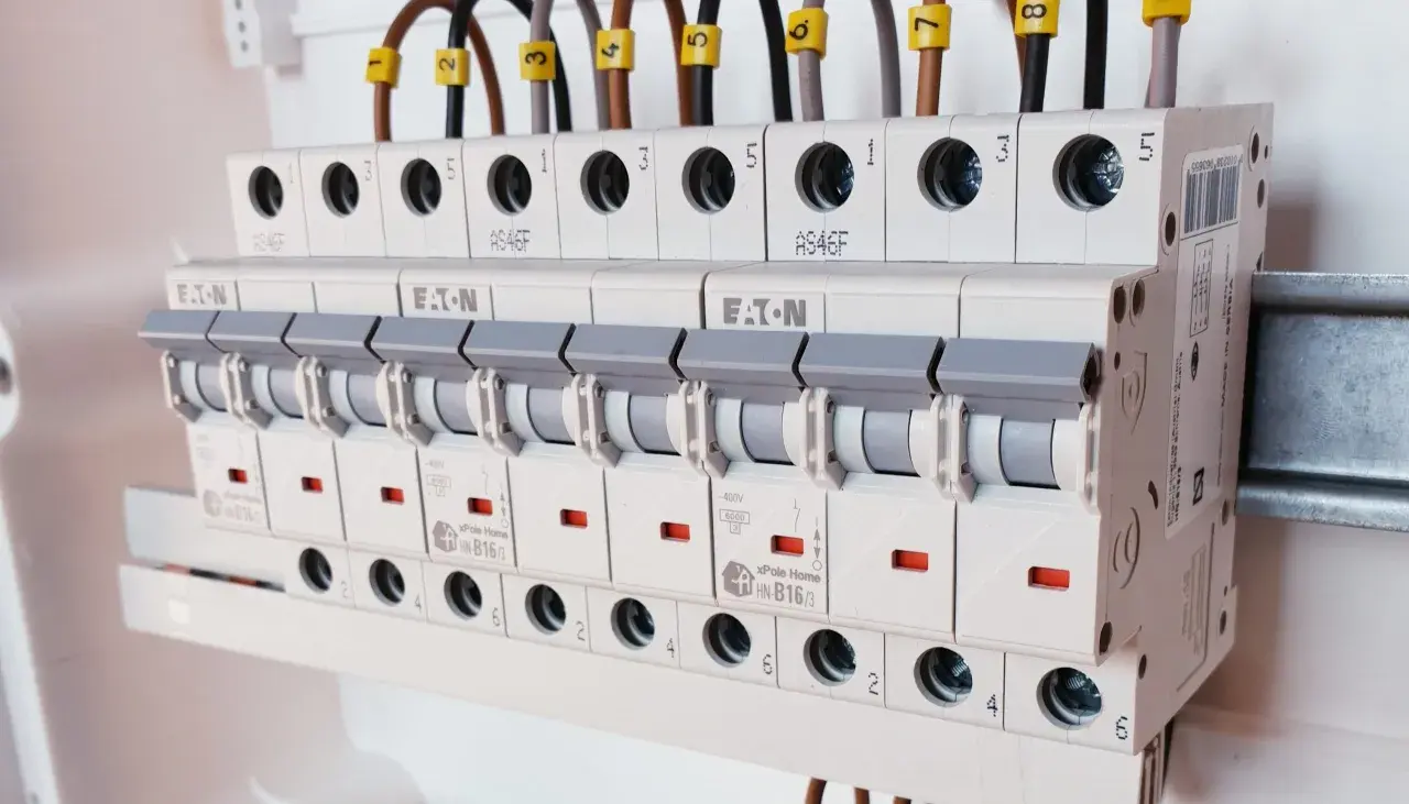 Twój dom bezpieczny? Rola bezpiecznika w instalacji elektrycznej