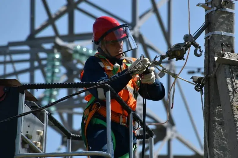 Ile zarabia elektryk netto? Twoje 5300-15000 zł na rękę!