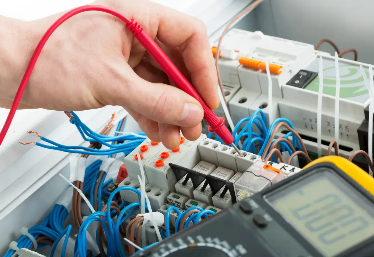 Ile kosztuje instalacja elektryczna w mieszkaniu? Pełna wycena 2026