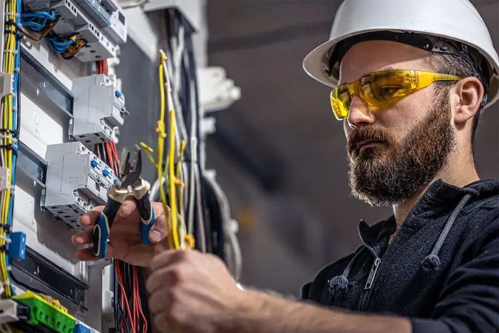 Zarobki elektryka na własnej działalności: Ile netto i co z kosztami?