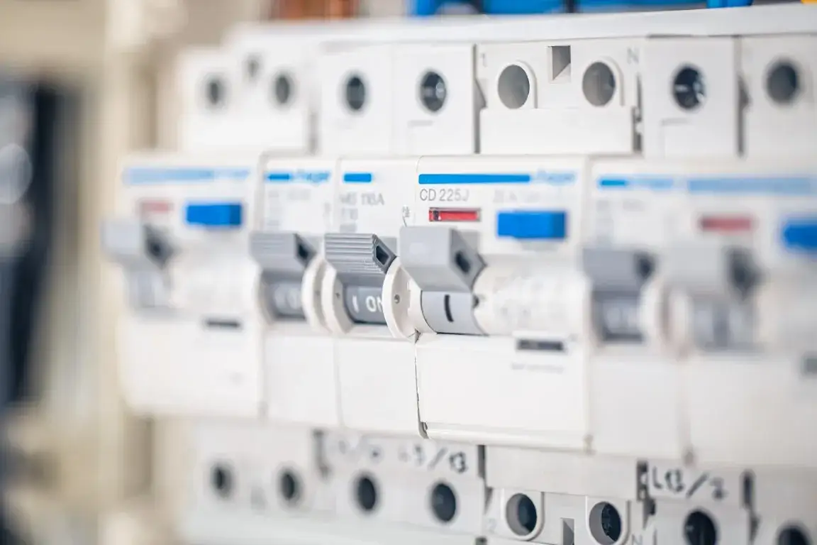 rodzaje bezpieczników elektrycznych do garażu