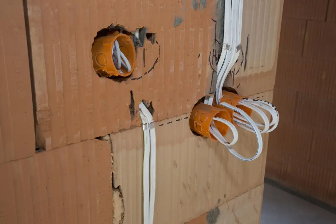różne rodzaje ścian budowlanych wpływające na koszt instalacji elektrycznej