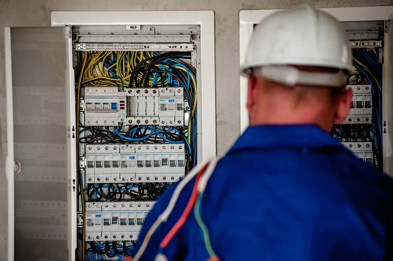 Technik elektryk w pracy montaż instalacji elektrycznej