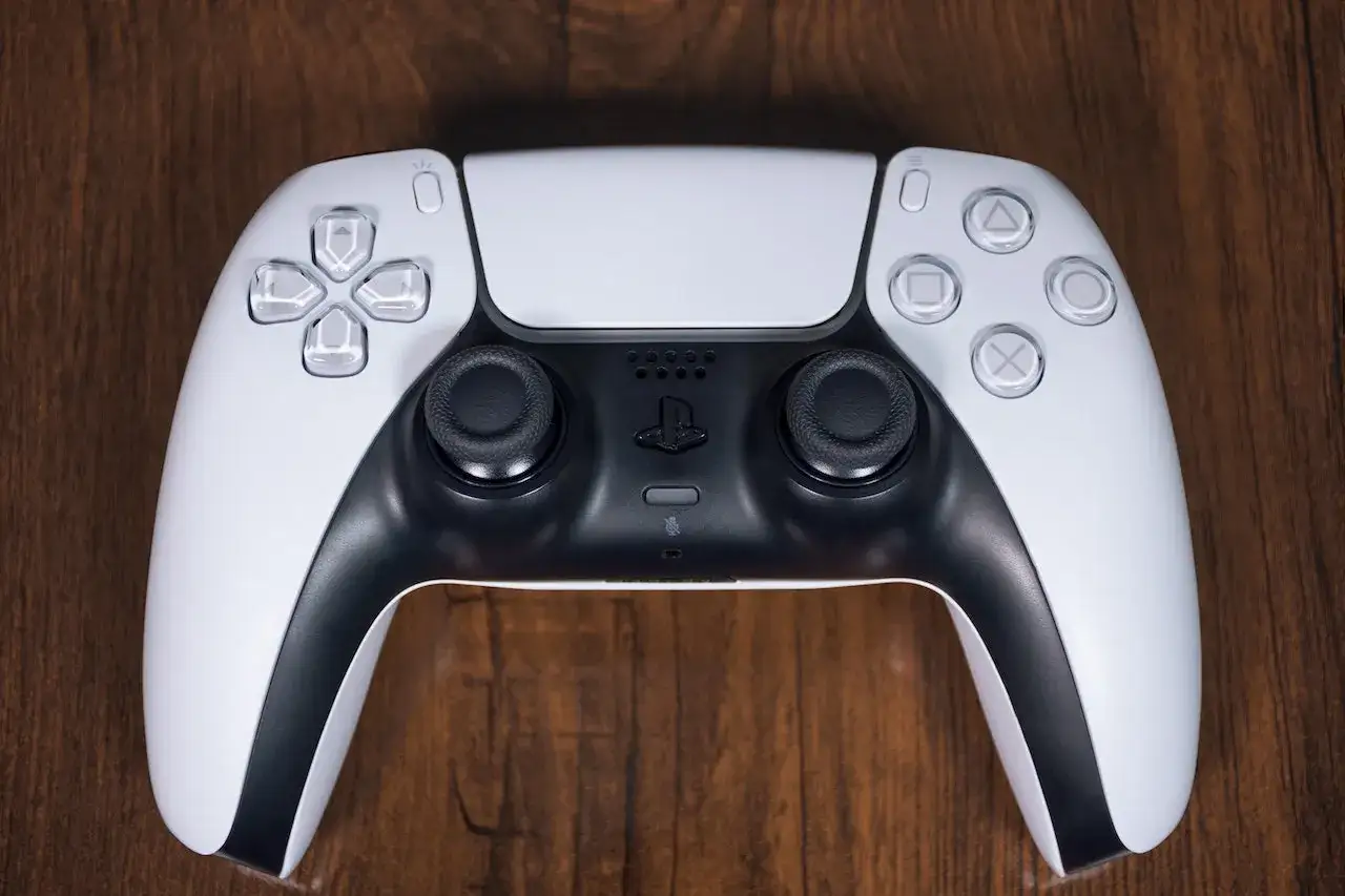 porównanie zużycia prądu konsol PS5 Xbox Series X PC