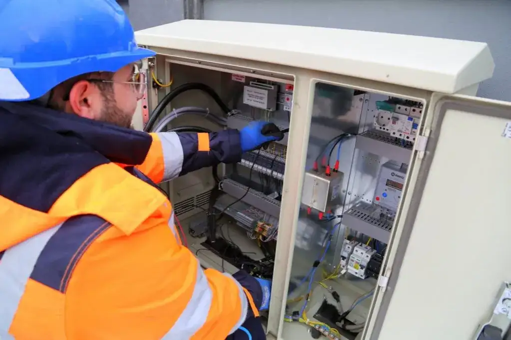 elektryk z własną działalnością porównanie etat