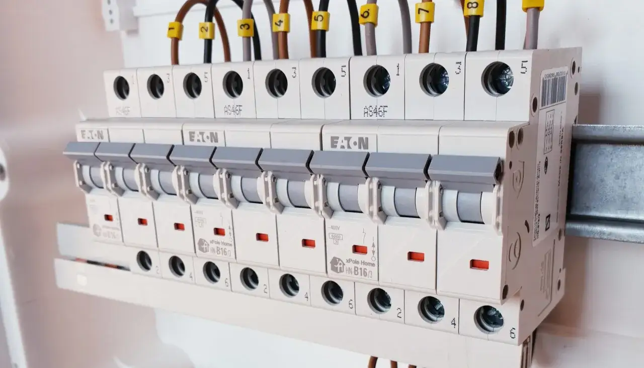 domowa skrzynka elektryczna rodzaje bezpieczników