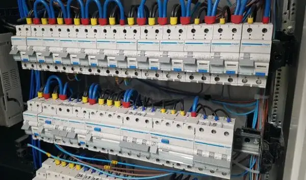 Rozdzielnica elektryczna w domu, skrzynka z bezpiecznikami