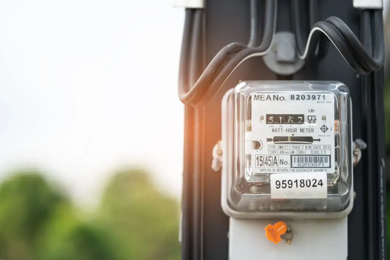 różne typy liczników prądu pge, licznik indukcyjny, licznik elektroniczny, licznik smart