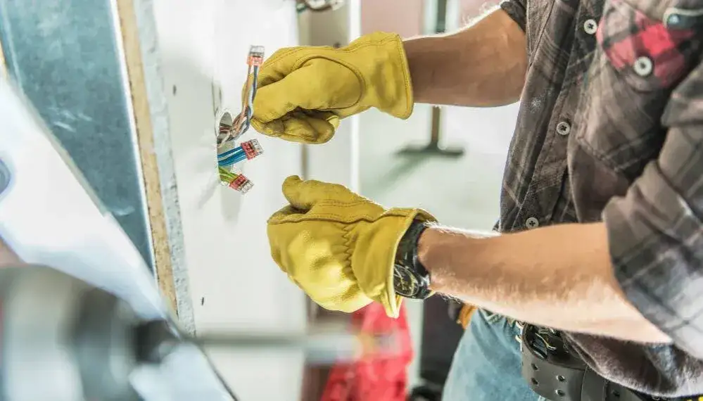 Pomocnik elektryka w pracy instalacji elektrycznej