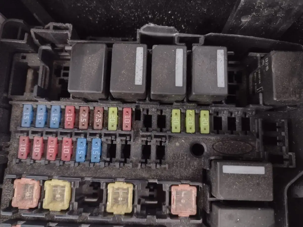 Ford Fiesta Mk7 skrzynka bezpiecznik&oacute;w komora silnika