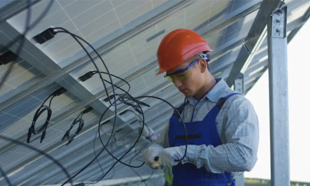 Elektryk pracujący przy instalacji fotowoltaicznej