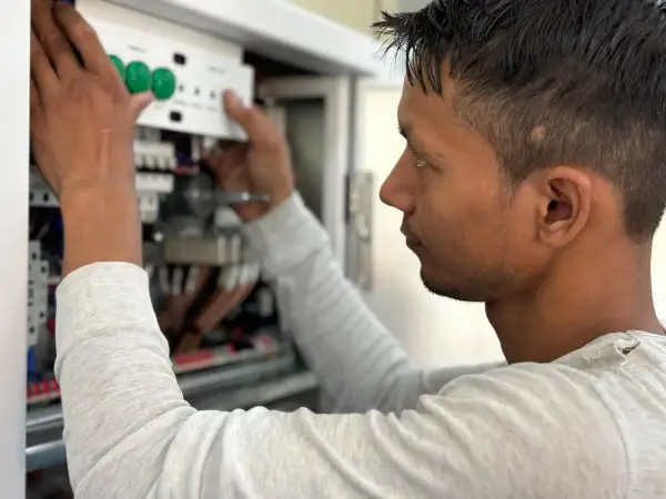 Pomocnik elektryka: Co robi, ile zarabia i jak nim zostać?