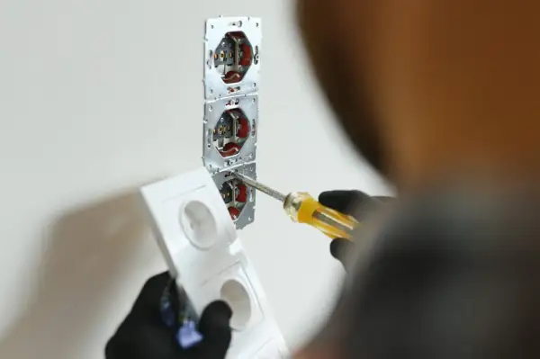 Brak prądu w części domu: Co robić? Poradnik elektryka